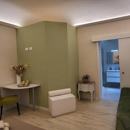 לינה וארוחת בוקר Scic House 3*