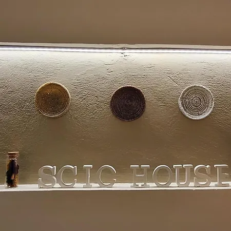 לינה וארוחת בוקר Scic House 3*